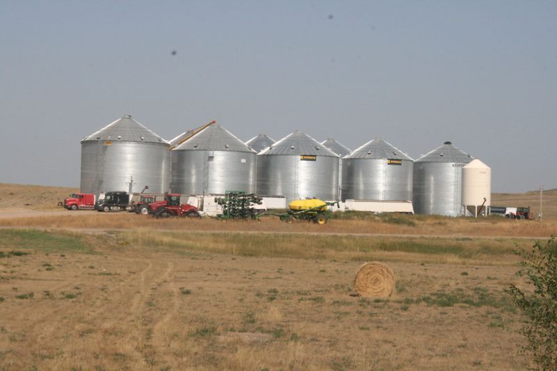 die Plains sind lang, langweilig und und und. Die Landschaft wird gelegentlich von diesen Silos unterbrochen, man sieht sie von weitem
