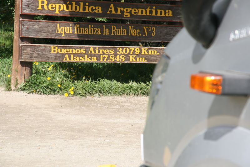 Im Vogelparadies Arias Port steht dieses Schild, an dem kein Strassenvagabund 			vorbei kann 