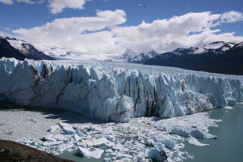  dem immer noch wachsenden Wahnsinnsgletscher, der tglich 2m vorrckt, wobei 		gewaltige Eisbrocken ins Meer donnern.