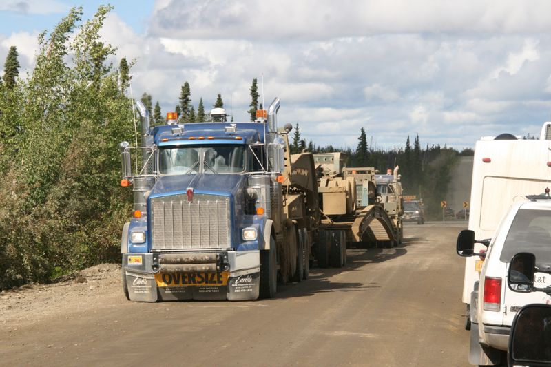 heavy vehicle traffic, dieser Transport wird auch von hinten geschoben und gelenkt