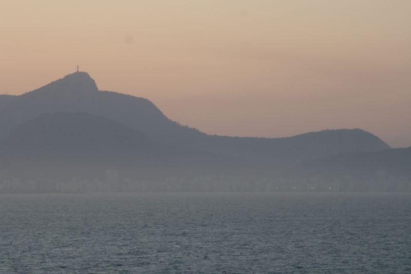 Abendstimmung an der Copacabana. Die alles berragende Christusstatue, hoch oben auf 	dem Corcovado