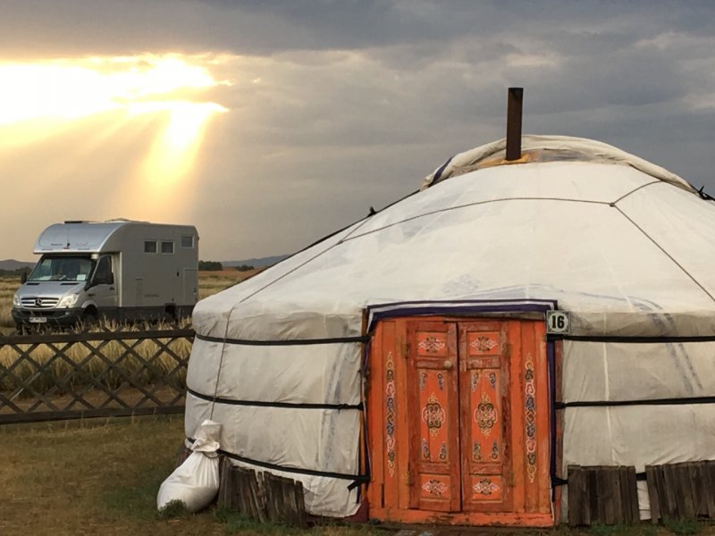 Bayan Gobi. Stellplatz am SanddnenCamp. Sundowner