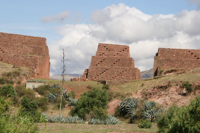Auf dem Weg nach Cusco liegt innerhalb einer riesigen Ausgrabungssttte dieses Inkator, das mich sehr an die Franzenfeste im Etschtal erinnert