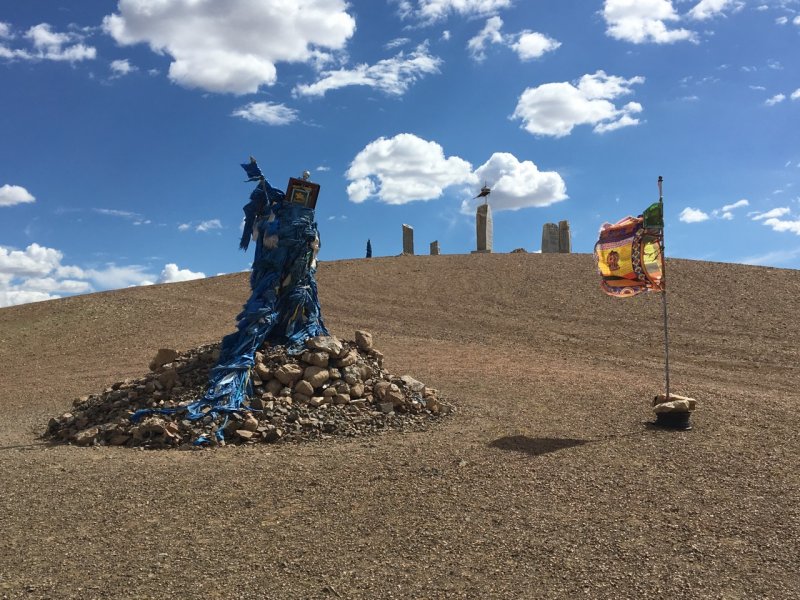 Wste vor Altai. Wunderschne Stupa auf einem Hgel