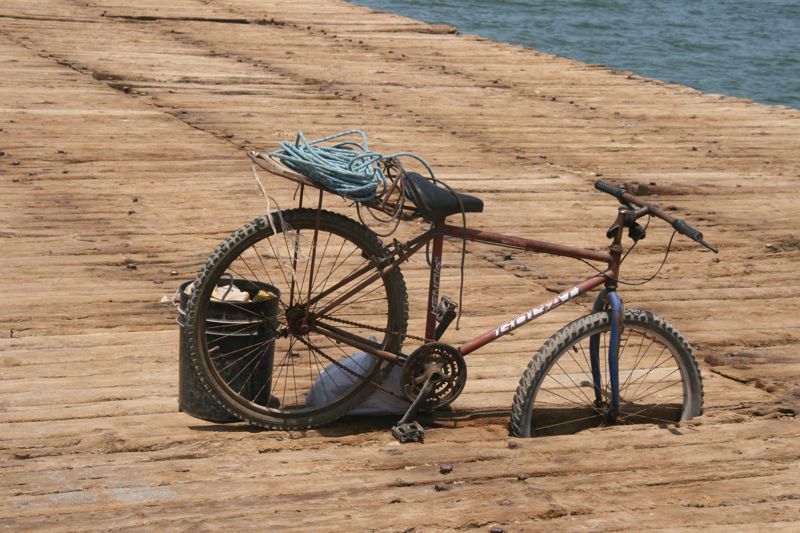 Fahrradstnder eines Fischers auf einem runter gekommenem Kai bei Pisco