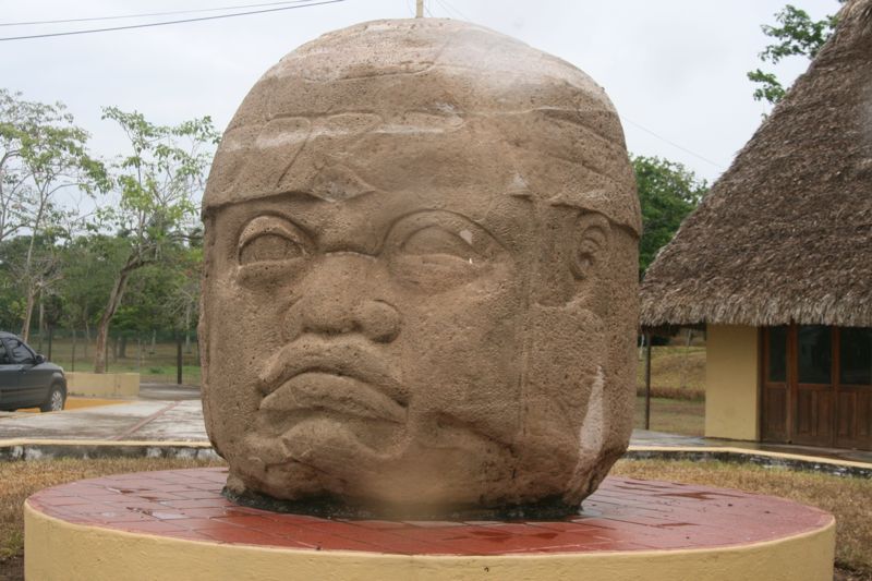 LA VENTA, westlich von Villahermosa gelegen.Hier ein Olmekenkopf