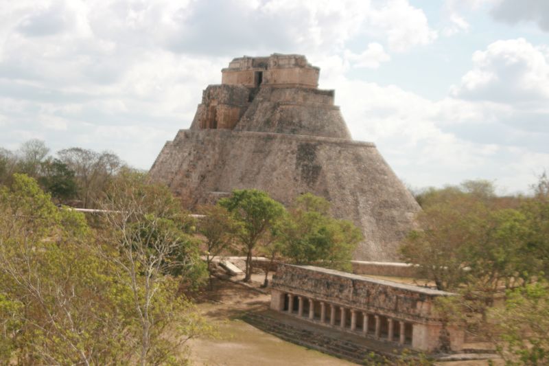 UXMAL der 39m hohe Tempel, Haus des Zauberers, steht auf einem ovalen Fundament. Bauknstler