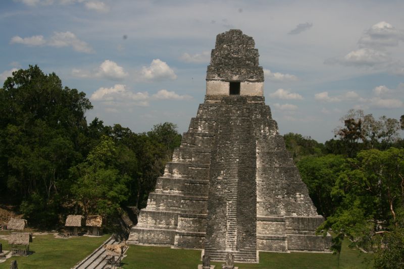 Gran Plaza mit DEM Blick vom templo II auf den templo I und den Dschungel