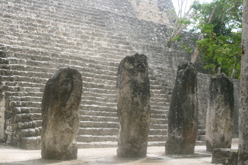 Calakmul, Stelen vor den Pyramiden. in diese sind die Reliefs der Herrscher eingemeisselt