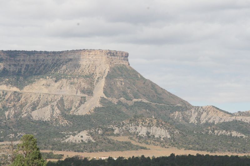 NP Mesa Verde( Colorado) von weitem. Auf jeden Fall geht's dort hinauf