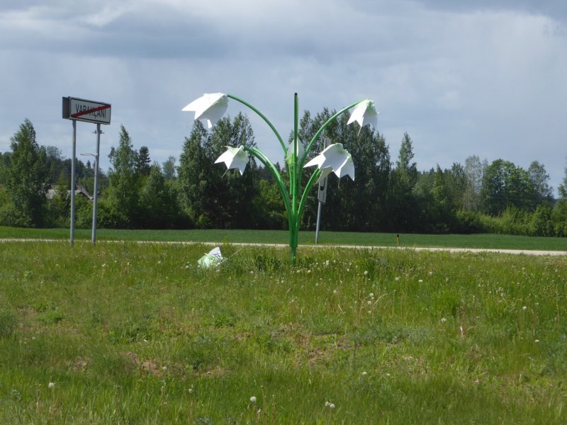 LETTLAND. Grsse der Dorfbewohner an der Vorbeifahrenden