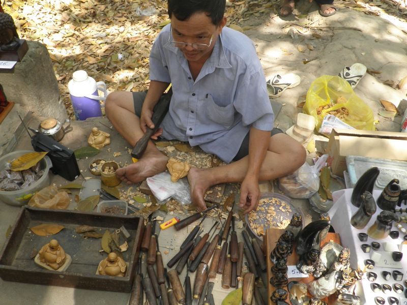 Unterwegs. Handwerkliche Arbeiten. Hier entsteht ein lachender Buddha