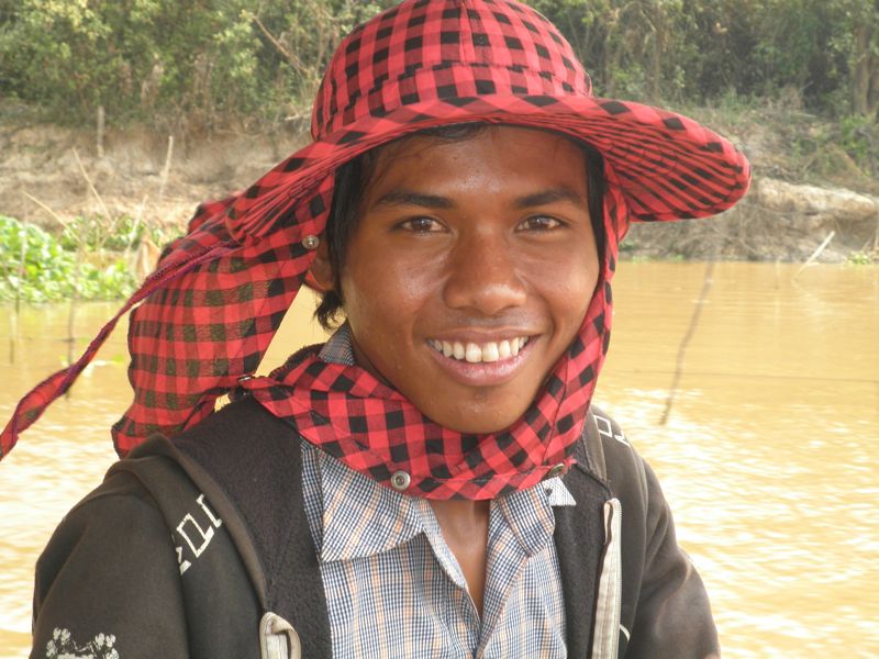 Bootsfhrer auf dem Tonl Sap See. Er schtzt Kopf und Gesicht vor der Sonne