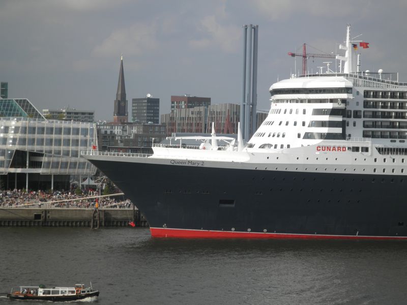HH, die Queen Mary 2 ist heute zu Besuch, markant