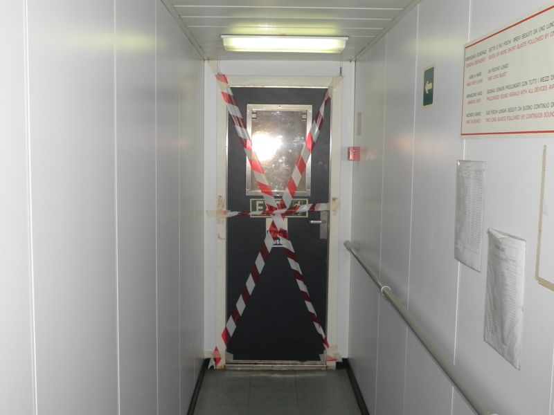 Schutz vor unerlaubten Gsten (Piraten, blinden Passagieren) beim Einlaufen in Dakar: alle 	Zugnge werden verschlossen, versiegelt und berwacht. Die haben echt Muffe.
