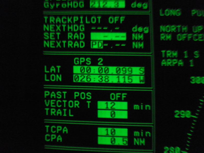 GPS 2 zeigt's an: bei Lnge 26 Grad und 28 Minuten West haben wir den quator gekreuzt. 	In stockdunkler Nacht. 