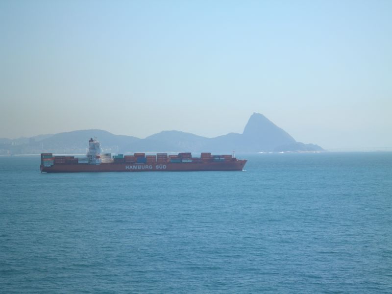 vor dem Zuckerhut wartet das Cargoschiff Hamburg Sd 