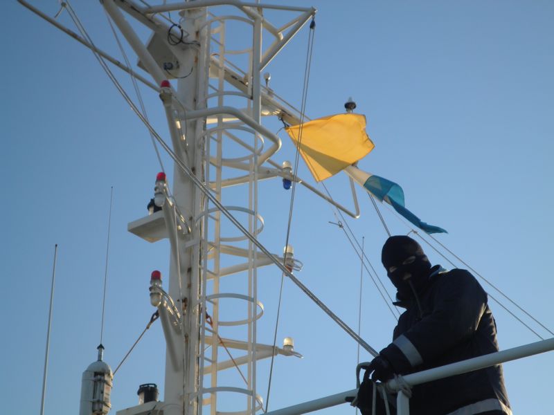 keine Piraten, sondern dringend notwendiger Wind- und Klteschutz whrend des 	Flaggenwechsels