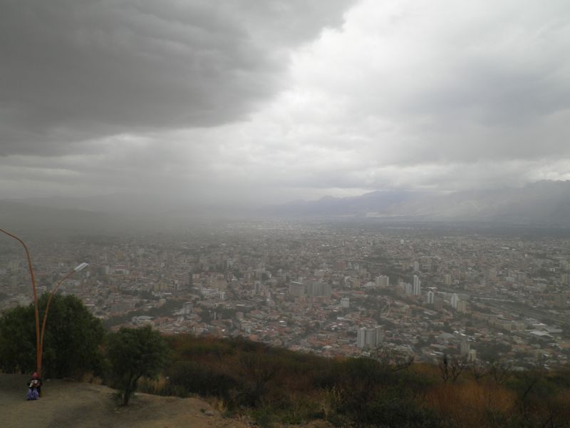 Blick ber die Stadt. Gewitter im Anmarsch. Ab nach unten- wieviele Stufen waren das 	noch? Und Montag geht es weiter mit der Reparatur oder eben maana. Ach nee, da ist ja Allerheiligen...