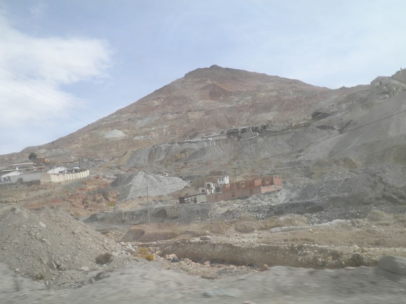 Potos. Cerro Rico, der den Spaniern Silberreichtum und den Sklaven grauenhafte Arbeitsbedingungen und Tod bescherte.