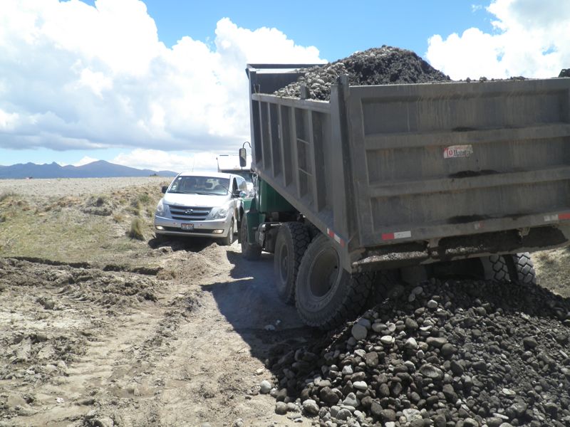 Peru. Achsenbruch auf einer einsspurigen Umleitung. Meine Alaskaschaufel kommt erstmalig zum Einsatz
