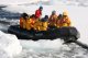 Am nchsten Morgen Anlandung in Port Lockroy. Das Zodiac qult sich durch die Eisschollen