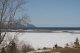 Die hochgelegenen Seen sind zugefroren und verschneit und glitzern blulich im Sonnenlicht. Idylle.