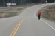 Whrend dieser einsame Wanderer sich sichtlich schwer tut mit dem Alaska Highway