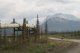 Die oil-pipeline folgt oft dem Strassenverlauf. Vereinzelte Schwarzfichten weichen ....