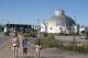 Die Iglu-Kirche, das Kennzeichen von Inuvik mit sommerlichem flair im Vordergrund