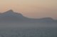 Abendstimmung an der Copacabana. Die alles berragende Christusstatue, hoch oben auf 	dem Corcovado