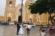 Hochzeitspaar vor der schlichten Kathedrale am schnen Plaza in Trujillo