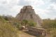 UXMAL der 39m hohe Tempel, Haus des Zauberers, steht auf einem ovalen Fundament. Bauknstler