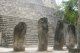 Calakmul, Stelen vor den Pyramiden. in diese sind die Reliefs der Herrscher eingemeisselt