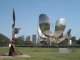  z.B zum Park Naciones Unidad mit der Metallskulptur Floralis Generica, die abends ihre Bltenbltter schliesst