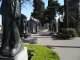 ber diese Brcke gelangt man zum Cementerio de la Recoleta mit seinen kunstvollen Sarkophagen und zu Grab von Evita de Pern