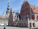 Riga. DAS Foto. Schwarzhupterhaus und Roland und der Turm der Petrikirche